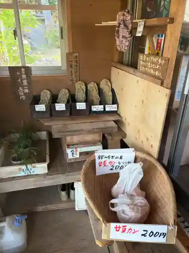 舘山寺の{uncategorized: "未分類", other: "その他", undefined: "問題あり", building: "その他建物", grave: "お墓", sacred_gate: "鳥居", guardian: "狛犬", statue: "像", buddha: "仏像", history: "歴史", nature: "自然", garden: "庭園", animal: "動物", pagoda: "塔", temizu: "手水舎", mountain_gate: "山門・神門", sanctuary: "本殿・本堂", subordinate: "末社・摂社", art: "芸術", scenery: "景色", jizo: "地蔵", ema: "絵馬", goshuin: "御朱印", omikuji: "おみくじ", items: "授与品その他", amulet: "お守り", goshuincho: "御朱印帳", eats: "食事", festival: "お祭り", votive_dance: "神楽", shichigosan: "七五三参", wedding: "結婚式", experience: "体験その他", initially: "初詣", around: "周辺", anti_infection: "感染症対策"}