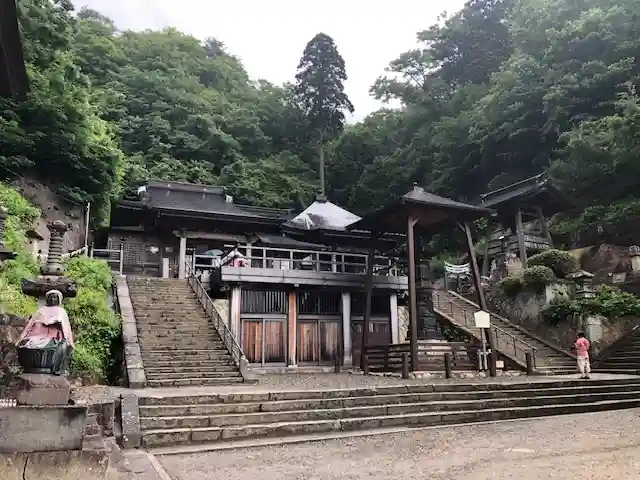 宝珠山 立石寺の本殿・本堂