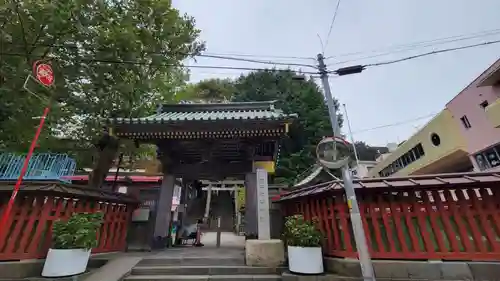 王子稲荷神社の山門