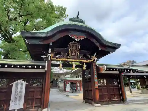 西宮成田山円満寺（圓満寺）の山門・神門