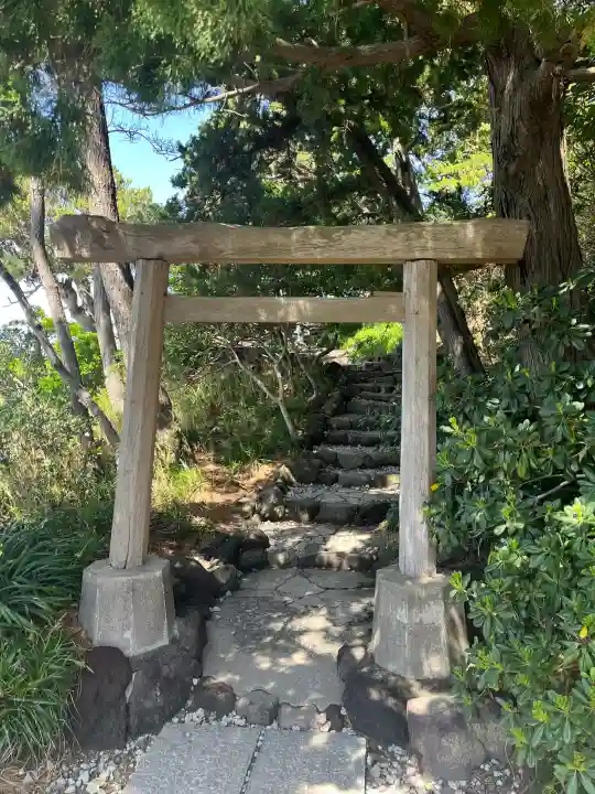 森戸大明神(森戸神社)の{uncategorized: "未分類", other: "その他", undefined: "問題あり", building: "その他建物", grave: "お墓", sacred_gate: "鳥居", guardian: "狛犬", statue: "像", buddha: "仏像", history: "歴史", nature: "自然", garden: "庭園", animal: "動物", pagoda: "塔", temizu: "手水舎", mountain_gate: "山門・神門", sanctuary: "本殿・本堂", subordinate: "末社・摂社", art: "芸術", scenery: "景色", jizo: "地蔵", ema: "絵馬", goshuin: "御朱印", omikuji: "おみくじ", items: "授与品その他", amulet: "お守り", goshuincho: "御朱印帳", eats: "食事", festival: "お祭り", votive_dance: "神楽", shichigosan: "七五三参", wedding: "結婚式", experience: "体験その他", initially: "初詣", around: "周辺", anti_infection: "感染症対策"}