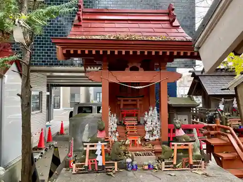 共栄稲荷神社の末社・摂社