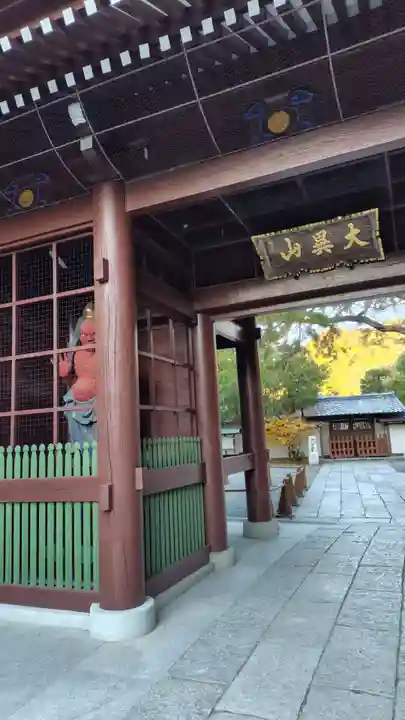 高徳院の山門・神門