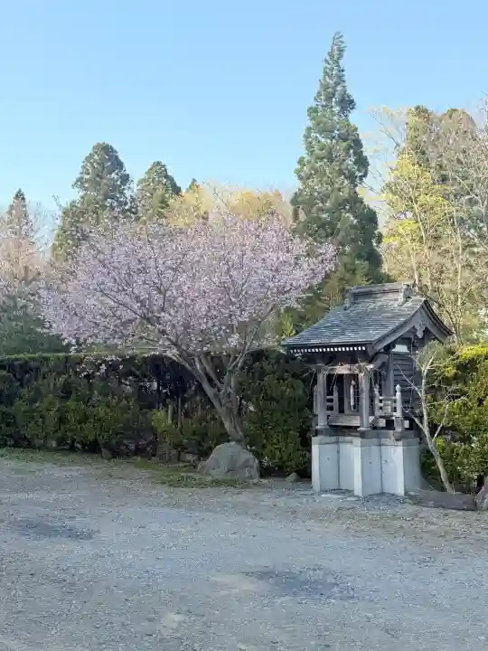 龍本寺の{uncategorized: "未分類", other: "その他", undefined: "問題あり", building: "その他建物", grave: "お墓", sacred_gate: "鳥居", guardian: "狛犬", statue: "像", buddha: "仏像", history: "歴史", nature: "自然", garden: "庭園", animal: "動物", pagoda: "塔", temizu: "手水舎", mountain_gate: "山門・神門", sanctuary: "本殿・本堂", subordinate: "末社・摂社", art: "芸術", scenery: "景色", jizo: "地蔵", ema: "絵馬", goshuin: "御朱印", omikuji: "おみくじ", items: "授与品その他", amulet: "お守り", goshuincho: "御朱印帳", eats: "食事", festival: "お祭り", votive_dance: "神楽", shichigosan: "七五三参", wedding: "結婚式", experience: "体験その他", initially: "初詣", around: "周辺", anti_infection: "感染症対策"}