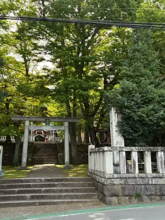 下多賀神社の{uncategorized: "未分類", other: "その他", undefined: "問題あり", building: "その他建物", grave: "お墓", sacred_gate: "鳥居", guardian: "狛犬", statue: "像", buddha: "仏像", history: "歴史", nature: "自然", garden: "庭園", animal: "動物", pagoda: "塔", temizu: "手水舎", mountain_gate: "山門・神門", sanctuary: "本殿・本堂", subordinate: "末社・摂社", art: "芸術", scenery: "景色", jizo: "地蔵", ema: "絵馬", goshuin: "御朱印", omikuji: "おみくじ", items: "授与品その他", amulet: "お守り", goshuincho: "御朱印帳", eats: "食事", festival: "お祭り", votive_dance: "神楽", shichigosan: "七五三参", wedding: "結婚式", experience: "体験その他", initially: "初詣", around: "周辺", anti_infection: "感染症対策"}