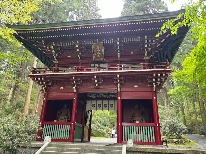 御岩神社の山門・神門