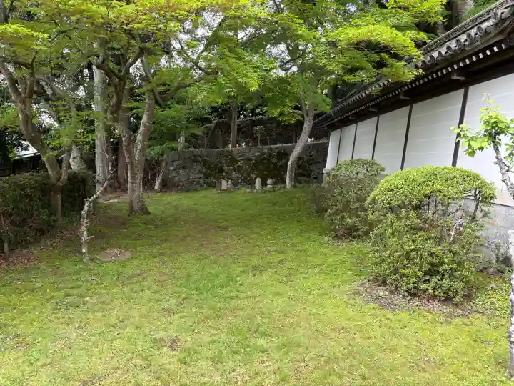 西教寺の{uncategorized: "未分類", other: "その他", undefined: "問題あり", building: "その他建物", grave: "お墓", sacred_gate: "鳥居", guardian: "狛犬", statue: "像", buddha: "仏像", history: "歴史", nature: "自然", garden: "庭園", animal: "動物", pagoda: "塔", temizu: "手水舎", mountain_gate: "山門・神門", sanctuary: "本殿・本堂", subordinate: "末社・摂社", art: "芸術", scenery: "景色", jizo: "地蔵", ema: "絵馬", goshuin: "御朱印", omikuji: "おみくじ", items: "授与品その他", amulet: "お守り", goshuincho: "御朱印帳", eats: "食事", festival: "お祭り", votive_dance: "神楽", shichigosan: "七五三参", wedding: "結婚式", experience: "体験その他", initially: "初詣", around: "周辺", anti_infection: "感染症対策"}