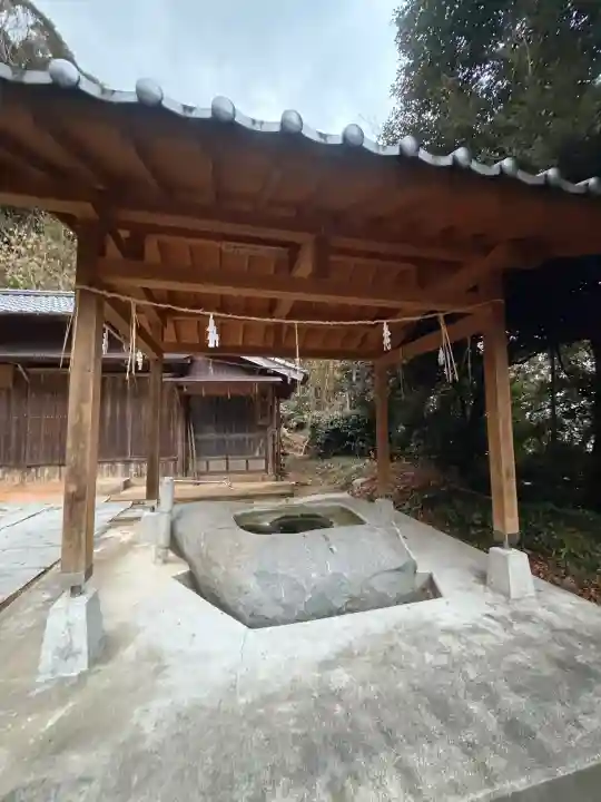 糸島市宇美八幡宮の{uncategorized: "未分類", other: "その他", undefined: "問題あり", building: "その他建物", grave: "お墓", sacred_gate: "鳥居", guardian: "狛犬", statue: "像", buddha: "仏像", history: "歴史", nature: "自然", garden: "庭園", animal: "動物", pagoda: "塔", temizu: "手水舎", mountain_gate: "山門・神門", sanctuary: "本殿・本堂", subordinate: "末社・摂社", art: "芸術", scenery: "景色", jizo: "地蔵", ema: "絵馬", goshuin: "御朱印", omikuji: "おみくじ", items: "授与品その他", amulet: "お守り", goshuincho: "御朱印帳", eats: "食事", festival: "お祭り", votive_dance: "神楽", shichigosan: "七五三参", wedding: "結婚式", experience: "体験その他", initially: "初詣", around: "周辺", anti_infection: "感染症対策"}