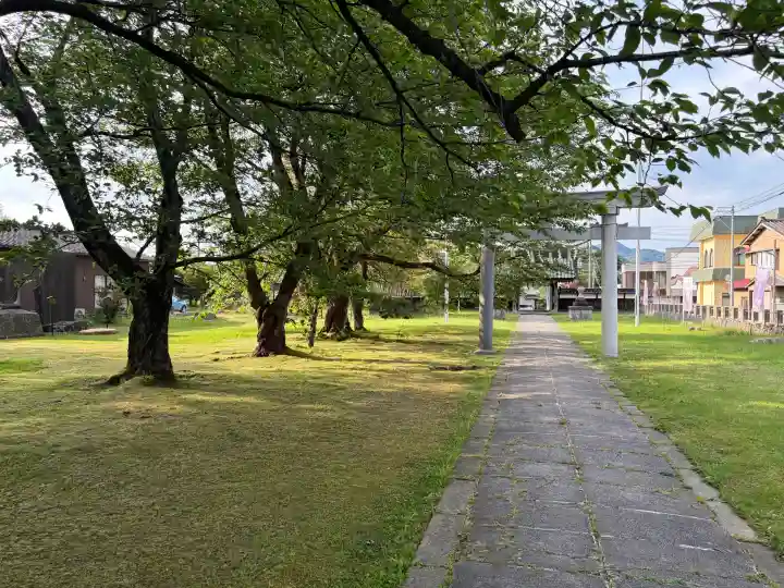 守りの神 藤基神社の{uncategorized: "未分類", other: "その他", undefined: "問題あり", building: "その他建物", grave: "お墓", sacred_gate: "鳥居", guardian: "狛犬", statue: "像", buddha: "仏像", history: "歴史", nature: "自然", garden: "庭園", animal: "動物", pagoda: "塔", temizu: "手水舎", mountain_gate: "山門・神門", sanctuary: "本殿・本堂", subordinate: "末社・摂社", art: "芸術", scenery: "景色", jizo: "地蔵", ema: "絵馬", goshuin: "御朱印", omikuji: "おみくじ", items: "授与品その他", amulet: "お守り", goshuincho: "御朱印帳", eats: "食事", festival: "お祭り", votive_dance: "神楽", shichigosan: "七五三参", wedding: "結婚式", experience: "体験その他", initially: "初詣", around: "周辺", anti_infection: "感染症対策"}