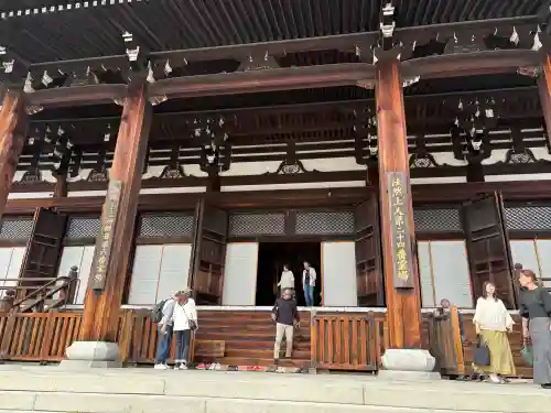 くろ谷 金戒光明寺の{uncategorized: "未分類", other: "その他", undefined: "問題あり", building: "その他建物", grave: "お墓", sacred_gate: "鳥居", guardian: "狛犬", statue: "像", buddha: "仏像", history: "歴史", nature: "自然", garden: "庭園", animal: "動物", pagoda: "塔", temizu: "手水舎", mountain_gate: "山門・神門", sanctuary: "本殿・本堂", subordinate: "末社・摂社", art: "芸術", scenery: "景色", jizo: "地蔵", ema: "絵馬", goshuin: "御朱印", omikuji: "おみくじ", items: "授与品その他", amulet: "お守り", goshuincho: "御朱印帳", eats: "食事", festival: "お祭り", votive_dance: "神楽", shichigosan: "七五三参", wedding: "結婚式", experience: "体験その他", initially: "初詣", around: "周辺", anti_infection: "感染症対策"}