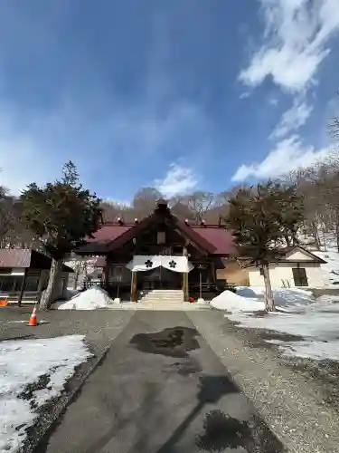 新得神社の{uncategorized: "未分類", other: "その他", undefined: "問題あり", building: "その他建物", grave: "お墓", sacred_gate: "鳥居", guardian: "狛犬", statue: "像", buddha: "仏像", history: "歴史", nature: "自然", garden: "庭園", animal: "動物", pagoda: "塔", temizu: "手水舎", mountain_gate: "山門・神門", sanctuary: "本殿・本堂", subordinate: "末社・摂社", art: "芸術", scenery: "景色", jizo: "地蔵", ema: "絵馬", goshuin: "御朱印", omikuji: "おみくじ", items: "授与品その他", amulet: "お守り", goshuincho: "御朱印帳", eats: "食事", festival: "お祭り", votive_dance: "神楽", shichigosan: "七五三参", wedding: "結婚式", experience: "体験その他", initially: "初詣", around: "周辺", anti_infection: "感染症対策"}