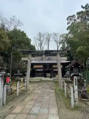 大鳥美波比神社（大鳥大社境内摂社）の{uncategorized: "未分類", other: "その他", undefined: "問題あり", building: "その他建物", grave: "お墓", sacred_gate: "鳥居", guardian: "狛犬", statue: "像", buddha: "仏像", history: "歴史", nature: "自然", garden: "庭園", animal: "動物", pagoda: "塔", temizu: "手水舎", mountain_gate: "山門・神門", sanctuary: "本殿・本堂", subordinate: "末社・摂社", art: "芸術", scenery: "景色", jizo: "地蔵", ema: "絵馬", goshuin: "御朱印", omikuji: "おみくじ", items: "授与品その他", amulet: "お守り", goshuincho: "御朱印帳", eats: "食事", festival: "お祭り", votive_dance: "神楽", shichigosan: "七五三参", wedding: "結婚式", experience: "体験その他", initially: "初詣", around: "周辺", anti_infection: "感染症対策"}