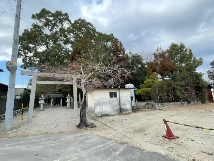 奈々美神社の{uncategorized: "未分類", other: "その他", undefined: "問題あり", building: "その他建物", grave: "お墓", sacred_gate: "鳥居", guardian: "狛犬", statue: "像", buddha: "仏像", history: "歴史", nature: "自然", garden: "庭園", animal: "動物", pagoda: "塔", temizu: "手水舎", mountain_gate: "山門・神門", sanctuary: "本殿・本堂", subordinate: "末社・摂社", art: "芸術", scenery: "景色", jizo: "地蔵", ema: "絵馬", goshuin: "御朱印", omikuji: "おみくじ", items: "授与品その他", amulet: "お守り", goshuincho: "御朱印帳", eats: "食事", festival: "お祭り", votive_dance: "神楽", shichigosan: "七五三参", wedding: "結婚式", experience: "体験その他", initially: "初詣", around: "周辺", anti_infection: "感染症対策"}