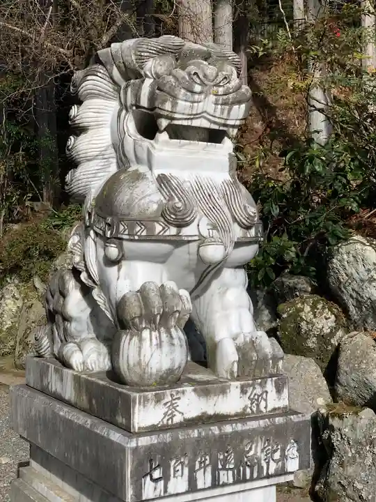 身延山 祖廟拝殿の狛犬