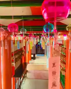 本日より8月31日までの約2ヶ月間、「風鈴祭〜癒しの音色〜」を開催いたします。
毎日、暑い日が続きますが、風鈴の参道を通って涼を感じて頂ければと思います。
皆さまお誘いの上、お参り下さい。
お待ち申し上げております。
#多治速比売神社 #たじはやひめ神社 #神社 #shrine #jinja #tajihayahime #大阪神社 #大阪府 #堺市 #泉北ニュータウン #風鈴 #風鈴祭り #風鈴祭 #映え #映えスポット #映え写真 #instapic