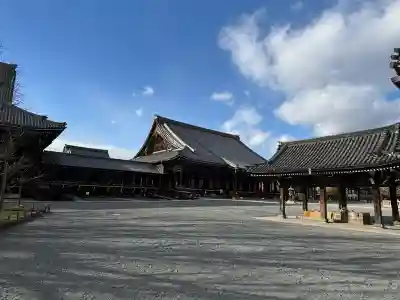 本願寺（西本願寺）の{uncategorized: "未分類", other: "その他", undefined: "問題あり", building: "その他建物", grave: "お墓", sacred_gate: "鳥居", guardian: "狛犬", statue: "像", buddha: "仏像", history: "歴史", nature: "自然", garden: "庭園", animal: "動物", pagoda: "塔", temizu: "手水舎", mountain_gate: "山門・神門", sanctuary: "本殿・本堂", subordinate: "末社・摂社", art: "芸術", scenery: "景色", jizo: "地蔵", ema: "絵馬", goshuin: "御朱印", omikuji: "おみくじ", items: "授与品その他", amulet: "お守り", goshuincho: "御朱印帳", eats: "食事", festival: "お祭り", votive_dance: "神楽", shichigosan: "七五三参", wedding: "結婚式", experience: "体験その他", initially: "初詣", around: "周辺", anti_infection: "感染症対策"}