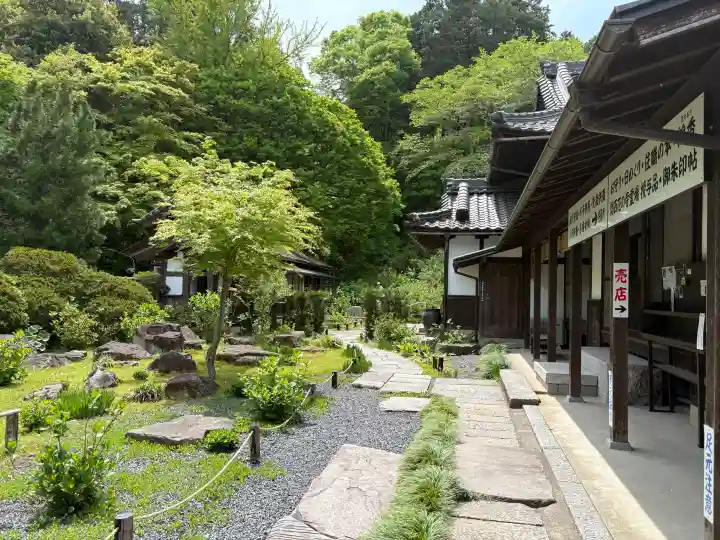 観音寺の{uncategorized: "未分類", other: "その他", undefined: "問題あり", building: "その他建物", grave: "お墓", sacred_gate: "鳥居", guardian: "狛犬", statue: "像", buddha: "仏像", history: "歴史", nature: "自然", garden: "庭園", animal: "動物", pagoda: "塔", temizu: "手水舎", mountain_gate: "山門・神門", sanctuary: "本殿・本堂", subordinate: "末社・摂社", art: "芸術", scenery: "景色", jizo: "地蔵", ema: "絵馬", goshuin: "御朱印", omikuji: "おみくじ", items: "授与品その他", amulet: "お守り", goshuincho: "御朱印帳", eats: "食事", festival: "お祭り", votive_dance: "神楽", shichigosan: "七五三参", wedding: "結婚式", experience: "体験その他", initially: "初詣", around: "周辺", anti_infection: "感染症対策"}