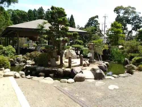 苗村神社の庭園