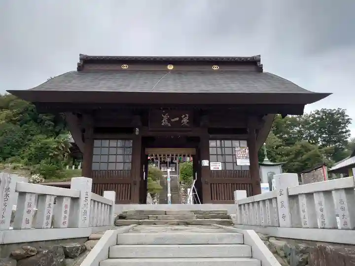 埼玉厄除け開運大師・龍泉寺(切り絵御朱印発祥の寺)の山門・神門