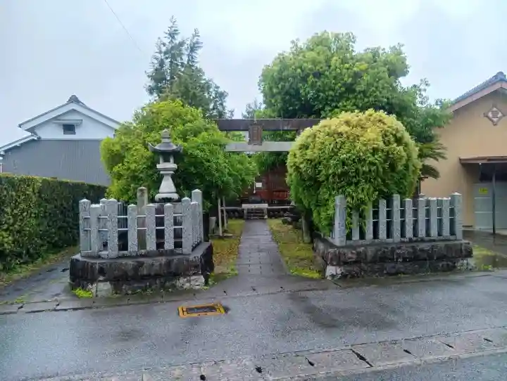 神明神社の{uncategorized: "未分類", other: "その他", undefined: "問題あり", building: "その他建物", grave: "お墓", sacred_gate: "鳥居", guardian: "狛犬", statue: "像", buddha: "仏像", history: "歴史", nature: "自然", garden: "庭園", animal: "動物", pagoda: "塔", temizu: "手水舎", mountain_gate: "山門・神門", sanctuary: "本殿・本堂", subordinate: "末社・摂社", art: "芸術", scenery: "景色", jizo: "地蔵", ema: "絵馬", goshuin: "御朱印", omikuji: "おみくじ", items: "授与品その他", amulet: "お守り", goshuincho: "御朱印帳", eats: "食事", festival: "お祭り", votive_dance: "神楽", shichigosan: "七五三参", wedding: "結婚式", experience: "体験その他", initially: "初詣", around: "周辺", anti_infection: "感染症対策"}
