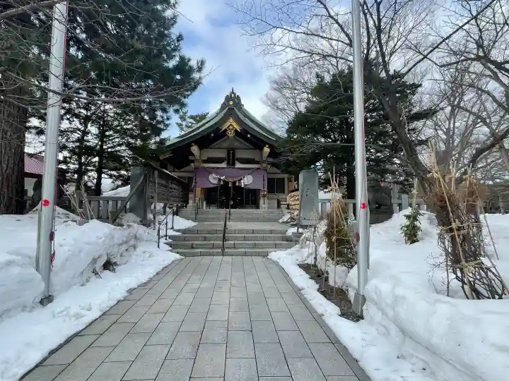 彌彦神社 (伊夜日子神社)の{uncategorized: "未分類", other: "その他", undefined: "問題あり", building: "その他建物", grave: "お墓", sacred_gate: "鳥居", guardian: "狛犬", statue: "像", buddha: "仏像", history: "歴史", nature: "自然", garden: "庭園", animal: "動物", pagoda: "塔", temizu: "手水舎", mountain_gate: "山門・神門", sanctuary: "本殿・本堂", subordinate: "末社・摂社", art: "芸術", scenery: "景色", jizo: "地蔵", ema: "絵馬", goshuin: "御朱印", omikuji: "おみくじ", items: "授与品その他", amulet: "お守り", goshuincho: "御朱印帳", eats: "食事", festival: "お祭り", votive_dance: "神楽", shichigosan: "七五三参", wedding: "結婚式", experience: "体験その他", initially: "初詣", around: "周辺", anti_infection: "感染症対策"}