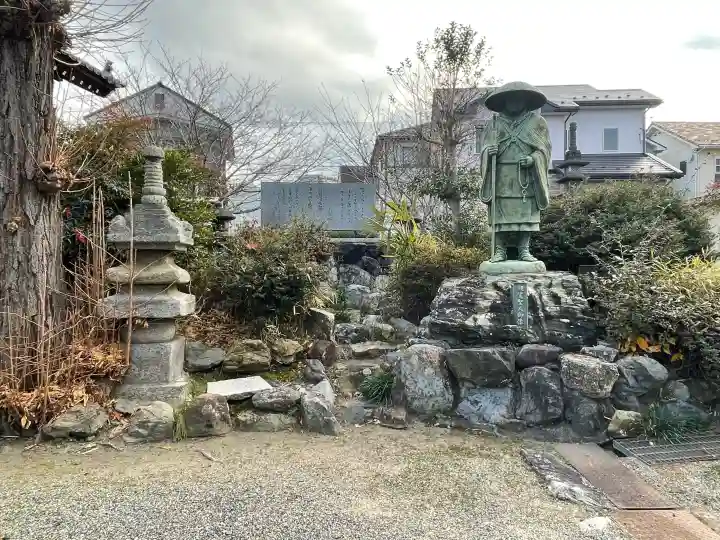圓徳寺の{uncategorized: "未分類", other: "その他", undefined: "問題あり", building: "その他建物", grave: "お墓", sacred_gate: "鳥居", guardian: "狛犬", statue: "像", buddha: "仏像", history: "歴史", nature: "自然", garden: "庭園", animal: "動物", pagoda: "塔", temizu: "手水舎", mountain_gate: "山門・神門", sanctuary: "本殿・本堂", subordinate: "末社・摂社", art: "芸術", scenery: "景色", jizo: "地蔵", ema: "絵馬", goshuin: "御朱印", omikuji: "おみくじ", items: "授与品その他", amulet: "お守り", goshuincho: "御朱印帳", eats: "食事", festival: "お祭り", votive_dance: "神楽", shichigosan: "七五三参", wedding: "結婚式", experience: "体験その他", initially: "初詣", around: "周辺", anti_infection: "感染症対策"}