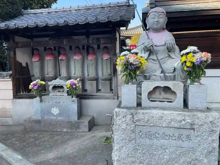 徳林寺の{uncategorized: "未分類", other: "その他", undefined: "問題あり", building: "その他建物", grave: "お墓", sacred_gate: "鳥居", guardian: "狛犬", statue: "像", buddha: "仏像", history: "歴史", nature: "自然", garden: "庭園", animal: "動物", pagoda: "塔", temizu: "手水舎", mountain_gate: "山門・神門", sanctuary: "本殿・本堂", subordinate: "末社・摂社", art: "芸術", scenery: "景色", jizo: "地蔵", ema: "絵馬", goshuin: "御朱印", omikuji: "おみくじ", items: "授与品その他", amulet: "お守り", goshuincho: "御朱印帳", eats: "食事", festival: "お祭り", votive_dance: "神楽", shichigosan: "七五三参", wedding: "結婚式", experience: "体験その他", initially: "初詣", around: "周辺", anti_infection: "感染症対策"}