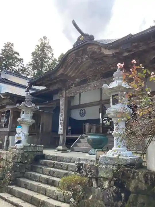 鶴林寺の{uncategorized: "未分類", other: "その他", undefined: "問題あり", building: "その他建物", grave: "お墓", sacred_gate: "鳥居", guardian: "狛犬", statue: "像", buddha: "仏像", history: "歴史", nature: "自然", garden: "庭園", animal: "動物", pagoda: "塔", temizu: "手水舎", mountain_gate: "山門・神門", sanctuary: "本殿・本堂", subordinate: "末社・摂社", art: "芸術", scenery: "景色", jizo: "地蔵", ema: "絵馬", goshuin: "御朱印", omikuji: "おみくじ", items: "授与品その他", amulet: "お守り", goshuincho: "御朱印帳", eats: "食事", festival: "お祭り", votive_dance: "神楽", shichigosan: "七五三参", wedding: "結婚式", experience: "体験その他", initially: "初詣", around: "周辺", anti_infection: "感染症対策"}