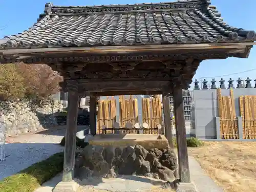 埼玉厄除け開運大師・龍泉寺（切り絵御朱印発祥の寺）の手水舎