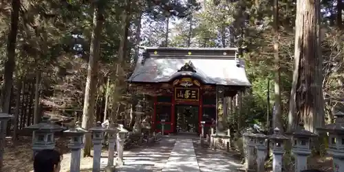 三峯神社の山門