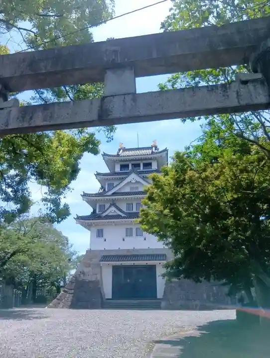白髭神社の{uncategorized: "未分類", other: "その他", undefined: "問題あり", building: "その他建物", grave: "お墓", sacred_gate: "鳥居", guardian: "狛犬", statue: "像", buddha: "仏像", history: "歴史", nature: "自然", garden: "庭園", animal: "動物", pagoda: "塔", temizu: "手水舎", mountain_gate: "山門・神門", sanctuary: "本殿・本堂", subordinate: "末社・摂社", art: "芸術", scenery: "景色", jizo: "地蔵", ema: "絵馬", goshuin: "御朱印", omikuji: "おみくじ", items: "授与品その他", amulet: "お守り", goshuincho: "御朱印帳", eats: "食事", festival: "お祭り", votive_dance: "神楽", shichigosan: "七五三参", wedding: "結婚式", experience: "体験その他", initially: "初詣", around: "周辺", anti_infection: "感染症対策"}