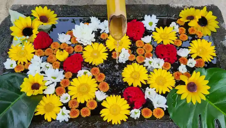 差出磯大嶽山神社 仕事と健康と厄よけの神さまの手水舎