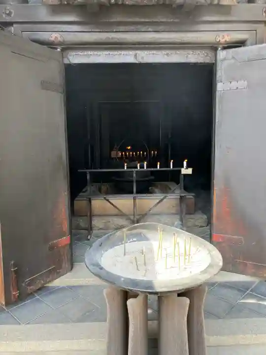 大聖院弥山本堂の{uncategorized: "未分類", other: "その他", undefined: "問題あり", building: "その他建物", grave: "お墓", sacred_gate: "鳥居", guardian: "狛犬", statue: "像", buddha: "仏像", history: "歴史", nature: "自然", garden: "庭園", animal: "動物", pagoda: "塔", temizu: "手水舎", mountain_gate: "山門・神門", sanctuary: "本殿・本堂", subordinate: "末社・摂社", art: "芸術", scenery: "景色", jizo: "地蔵", ema: "絵馬", goshuin: "御朱印", omikuji: "おみくじ", items: "授与品その他", amulet: "お守り", goshuincho: "御朱印帳", eats: "食事", festival: "お祭り", votive_dance: "神楽", shichigosan: "七五三参", wedding: "結婚式", experience: "体験その他", initially: "初詣", around: "周辺", anti_infection: "感染症対策"}