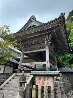 青岸渡寺の{uncategorized: "未分類", other: "その他", undefined: "問題あり", building: "その他建物", grave: "お墓", sacred_gate: "鳥居", guardian: "狛犬", statue: "像", buddha: "仏像", history: "歴史", nature: "自然", garden: "庭園", animal: "動物", pagoda: "塔", temizu: "手水舎", mountain_gate: "山門・神門", sanctuary: "本殿・本堂", subordinate: "末社・摂社", art: "芸術", scenery: "景色", jizo: "地蔵", ema: "絵馬", goshuin: "御朱印", omikuji: "おみくじ", items: "授与品その他", amulet: "お守り", goshuincho: "御朱印帳", eats: "食事", festival: "お祭り", votive_dance: "神楽", shichigosan: "七五三参", wedding: "結婚式", experience: "体験その他", initially: "初詣", around: "周辺", anti_infection: "感染症対策"}