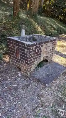 神明白山社相殿(杁下)の手水舎