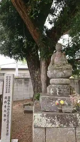 滝興寺の像