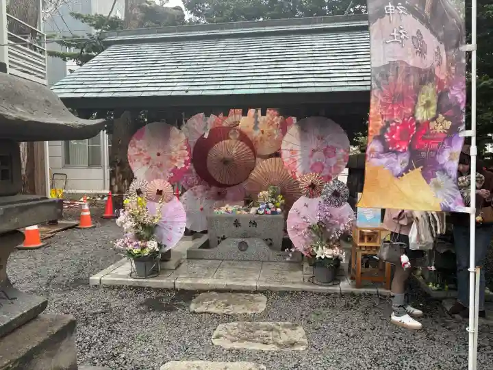 札幌諏訪神社の{uncategorized: "未分類", other: "その他", undefined: "問題あり", building: "その他建物", grave: "お墓", sacred_gate: "鳥居", guardian: "狛犬", statue: "像", buddha: "仏像", history: "歴史", nature: "自然", garden: "庭園", animal: "動物", pagoda: "塔", temizu: "手水舎", mountain_gate: "山門・神門", sanctuary: "本殿・本堂", subordinate: "末社・摂社", art: "芸術", scenery: "景色", jizo: "地蔵", ema: "絵馬", goshuin: "御朱印", omikuji: "おみくじ", items: "授与品その他", amulet: "お守り", goshuincho: "御朱印帳", eats: "食事", festival: "お祭り", votive_dance: "神楽", shichigosan: "七五三参", wedding: "結婚式", experience: "体験その他", initially: "初詣", around: "周辺", anti_infection: "感染症対策"}