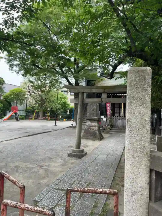 甘酒稲荷神社の{uncategorized: "未分類", other: "その他", undefined: "問題あり", building: "その他建物", grave: "お墓", sacred_gate: "鳥居", guardian: "狛犬", statue: "像", buddha: "仏像", history: "歴史", nature: "自然", garden: "庭園", animal: "動物", pagoda: "塔", temizu: "手水舎", mountain_gate: "山門・神門", sanctuary: "本殿・本堂", subordinate: "末社・摂社", art: "芸術", scenery: "景色", jizo: "地蔵", ema: "絵馬", goshuin: "御朱印", omikuji: "おみくじ", items: "授与品その他", amulet: "お守り", goshuincho: "御朱印帳", eats: "食事", festival: "お祭り", votive_dance: "神楽", shichigosan: "七五三参", wedding: "結婚式", experience: "体験その他", initially: "初詣", around: "周辺", anti_infection: "感染症対策"}