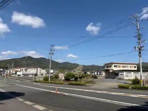 井伊谷宮の{uncategorized: "未分類", other: "その他", undefined: "問題あり", building: "その他建物", grave: "お墓", sacred_gate: "鳥居", guardian: "狛犬", statue: "像", buddha: "仏像", history: "歴史", nature: "自然", garden: "庭園", animal: "動物", pagoda: "塔", temizu: "手水舎", mountain_gate: "山門・神門", sanctuary: "本殿・本堂", subordinate: "末社・摂社", art: "芸術", scenery: "景色", jizo: "地蔵", ema: "絵馬", goshuin: "御朱印", omikuji: "おみくじ", items: "授与品その他", amulet: "お守り", goshuincho: "御朱印帳", eats: "食事", festival: "お祭り", votive_dance: "神楽", shichigosan: "七五三参", wedding: "結婚式", experience: "体験その他", initially: "初詣", around: "周辺", anti_infection: "感染症対策"}