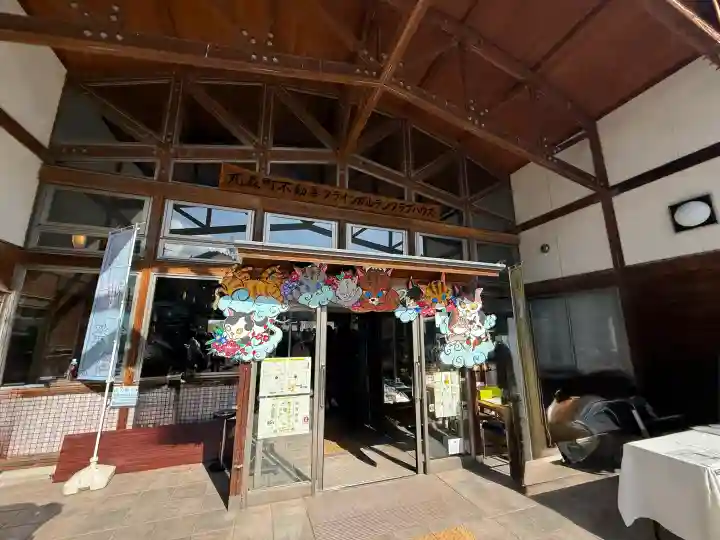猫神社の{uncategorized: "未分類", other: "その他", undefined: "問題あり", building: "その他建物", grave: "お墓", sacred_gate: "鳥居", guardian: "狛犬", statue: "像", buddha: "仏像", history: "歴史", nature: "自然", garden: "庭園", animal: "動物", pagoda: "塔", temizu: "手水舎", mountain_gate: "山門・神門", sanctuary: "本殿・本堂", subordinate: "末社・摂社", art: "芸術", scenery: "景色", jizo: "地蔵", ema: "絵馬", goshuin: "御朱印", omikuji: "おみくじ", items: "授与品その他", amulet: "お守り", goshuincho: "御朱印帳", eats: "食事", festival: "お祭り", votive_dance: "神楽", shichigosan: "七五三参", wedding: "結婚式", experience: "体験その他", initially: "初詣", around: "周辺", anti_infection: "感染症対策"}