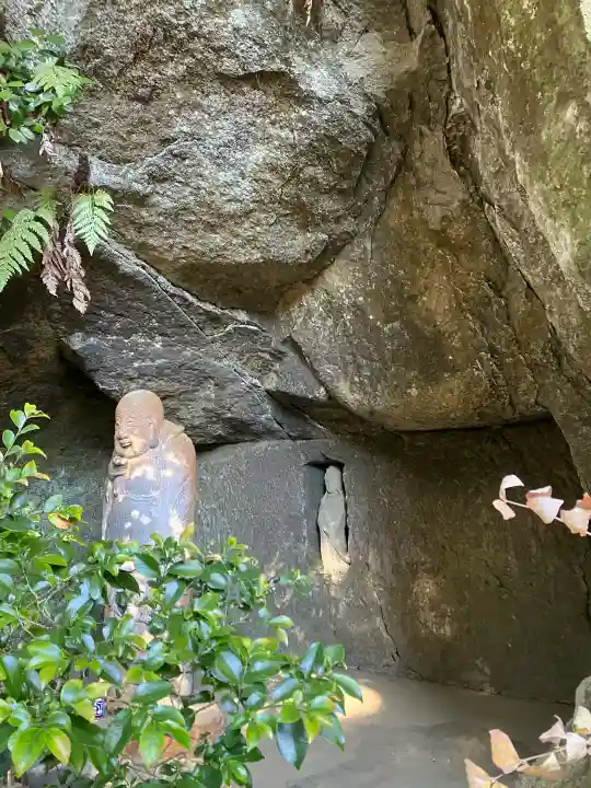 浄智寺の{uncategorized: "未分類", other: "その他", undefined: "問題あり", building: "その他建物", grave: "お墓", sacred_gate: "鳥居", guardian: "狛犬", statue: "像", buddha: "仏像", history: "歴史", nature: "自然", garden: "庭園", animal: "動物", pagoda: "塔", temizu: "手水舎", mountain_gate: "山門・神門", sanctuary: "本殿・本堂", subordinate: "末社・摂社", art: "芸術", scenery: "景色", jizo: "地蔵", ema: "絵馬", goshuin: "御朱印", omikuji: "おみくじ", items: "授与品その他", amulet: "お守り", goshuincho: "御朱印帳", eats: "食事", festival: "お祭り", votive_dance: "神楽", shichigosan: "七五三参", wedding: "結婚式", experience: "体験その他", initially: "初詣", around: "周辺", anti_infection: "感染症対策"}