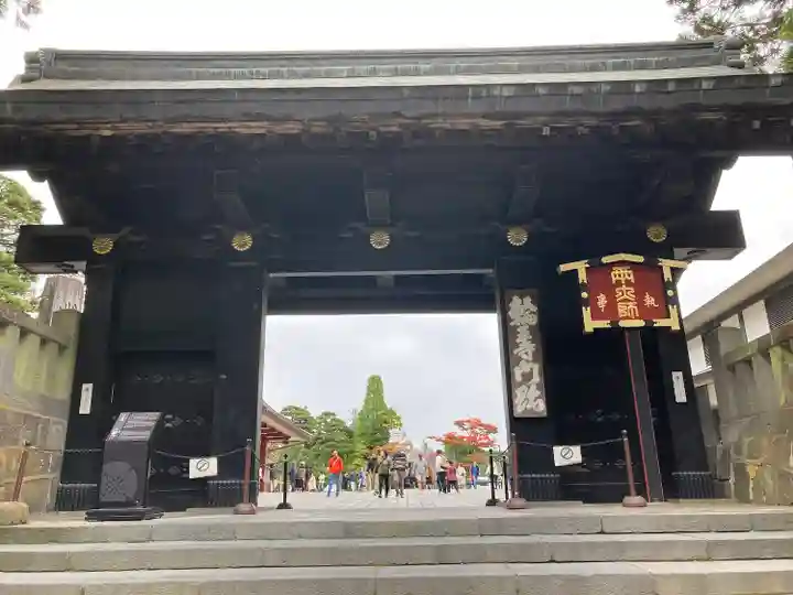 日光山輪王寺三仏堂の山門・神門