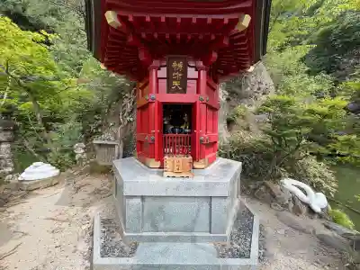 大谷寺の{uncategorized: "未分類", other: "その他", undefined: "問題あり", building: "その他建物", grave: "お墓", sacred_gate: "鳥居", guardian: "狛犬", statue: "像", buddha: "仏像", history: "歴史", nature: "自然", garden: "庭園", animal: "動物", pagoda: "塔", temizu: "手水舎", mountain_gate: "山門・神門", sanctuary: "本殿・本堂", subordinate: "末社・摂社", art: "芸術", scenery: "景色", jizo: "地蔵", ema: "絵馬", goshuin: "御朱印", omikuji: "おみくじ", items: "授与品その他", amulet: "お守り", goshuincho: "御朱印帳", eats: "食事", festival: "お祭り", votive_dance: "神楽", shichigosan: "七五三参", wedding: "結婚式", experience: "体験その他", initially: "初詣", around: "周辺", anti_infection: "感染症対策"}