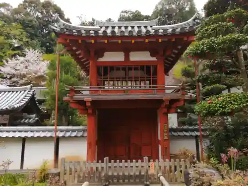 岡寺（龍蓋寺）の山門