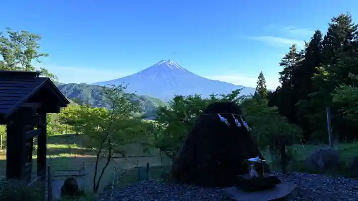 河口浅間神社の{uncategorized: "未分類", other: "その他", undefined: "問題あり", building: "その他建物", grave: "お墓", sacred_gate: "鳥居", guardian: "狛犬", statue: "像", buddha: "仏像", history: "歴史", nature: "自然", garden: "庭園", animal: "動物", pagoda: "塔", temizu: "手水舎", mountain_gate: "山門・神門", sanctuary: "本殿・本堂", subordinate: "末社・摂社", art: "芸術", scenery: "景色", jizo: "地蔵", ema: "絵馬", goshuin: "御朱印", omikuji: "おみくじ", items: "授与品その他", amulet: "お守り", goshuincho: "御朱印帳", eats: "食事", festival: "お祭り", votive_dance: "神楽", shichigosan: "七五三参", wedding: "結婚式", experience: "体験その他", initially: "初詣", around: "周辺", anti_infection: "感染症対策"}