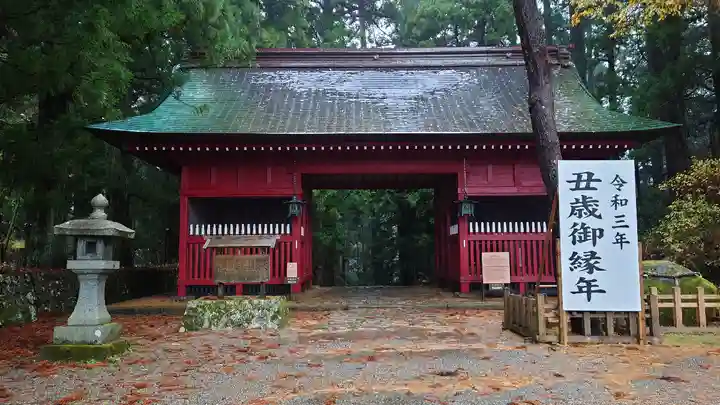 出羽神社(出羽三山神社)~三神合祭殿~の山門・神門