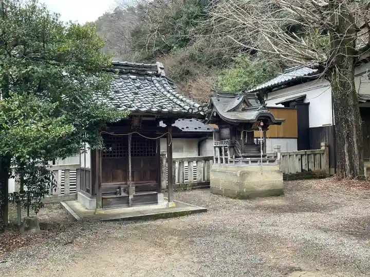 四所神社の{uncategorized: "未分類", other: "その他", undefined: "問題あり", building: "その他建物", grave: "お墓", sacred_gate: "鳥居", guardian: "狛犬", statue: "像", buddha: "仏像", history: "歴史", nature: "自然", garden: "庭園", animal: "動物", pagoda: "塔", temizu: "手水舎", mountain_gate: "山門・神門", sanctuary: "本殿・本堂", subordinate: "末社・摂社", art: "芸術", scenery: "景色", jizo: "地蔵", ema: "絵馬", goshuin: "御朱印", omikuji: "おみくじ", items: "授与品その他", amulet: "お守り", goshuincho: "御朱印帳", eats: "食事", festival: "お祭り", votive_dance: "神楽", shichigosan: "七五三参", wedding: "結婚式", experience: "体験その他", initially: "初詣", around: "周辺", anti_infection: "感染症対策"}