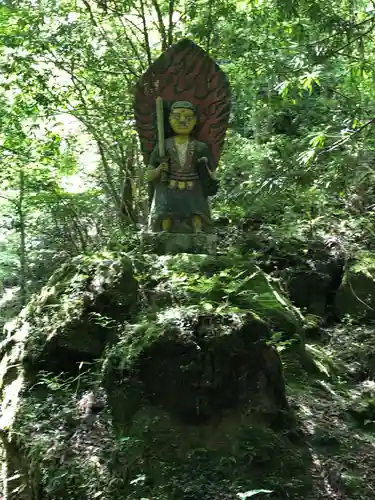 岩屋神社の像