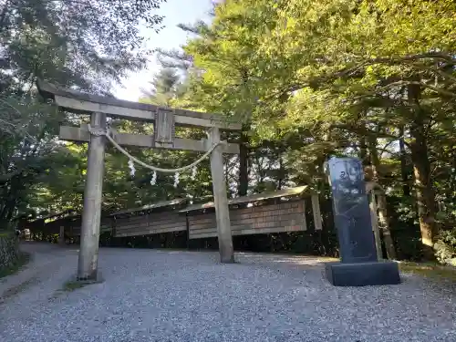 玉置神社の{uncategorized: "未分類", other: "その他", undefined: "問題あり", building: "その他建物", grave: "お墓", sacred_gate: "鳥居", guardian: "狛犬", statue: "像", buddha: "仏像", history: "歴史", nature: "自然", garden: "庭園", animal: "動物", pagoda: "塔", temizu: "手水舎", mountain_gate: "山門・神門", sanctuary: "本殿・本堂", subordinate: "末社・摂社", art: "芸術", scenery: "景色", jizo: "地蔵", ema: "絵馬", goshuin: "御朱印", omikuji: "おみくじ", items: "授与品その他", amulet: "お守り", goshuincho: "御朱印帳", eats: "食事", festival: "お祭り", votive_dance: "神楽", shichigosan: "七五三参", wedding: "結婚式", experience: "体験その他", initially: "初詣", around: "周辺", anti_infection: "感染症対策"}