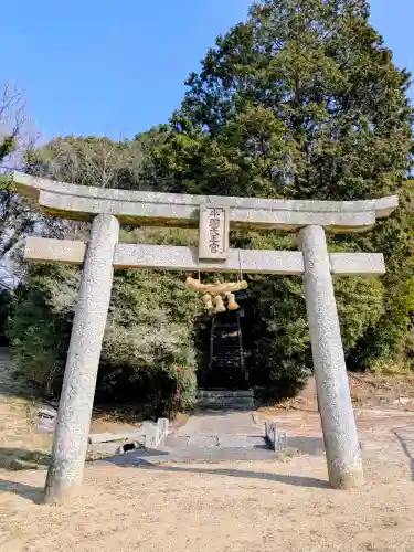 畑神社の{uncategorized: "未分類", other: "その他", undefined: "問題あり", building: "その他建物", grave: "お墓", sacred_gate: "鳥居", guardian: "狛犬", statue: "像", buddha: "仏像", history: "歴史", nature: "自然", garden: "庭園", animal: "動物", pagoda: "塔", temizu: "手水舎", mountain_gate: "山門・神門", sanctuary: "本殿・本堂", subordinate: "末社・摂社", art: "芸術", scenery: "景色", jizo: "地蔵", ema: "絵馬", goshuin: "御朱印", omikuji: "おみくじ", items: "授与品その他", amulet: "お守り", goshuincho: "御朱印帳", eats: "食事", festival: "お祭り", votive_dance: "神楽", shichigosan: "七五三参", wedding: "結婚式", experience: "体験その他", initially: "初詣", around: "周辺", anti_infection: "感染症対策"}